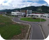 Entrada principal de Plaza Comercial Galerías con calles amplias y vista panorámica del complejo