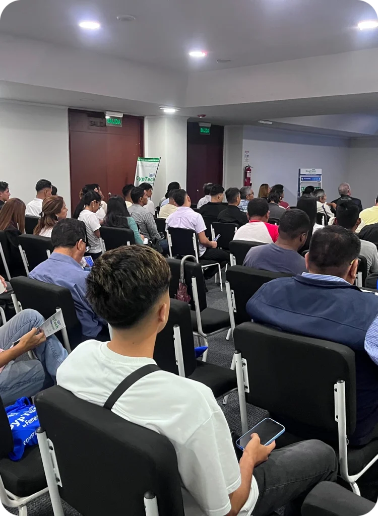 Capacitación de Gyptech con profesionales del sector construcción en salón de eventos