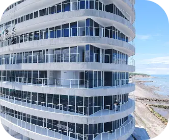 Fachada de edificio moderno en la costa construido con sistema de paneles de yeso – Gyptech