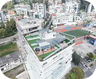 Vista aérea de terraza en edificio moderno construido con paneles de yeso en Ecuador – Gyptech